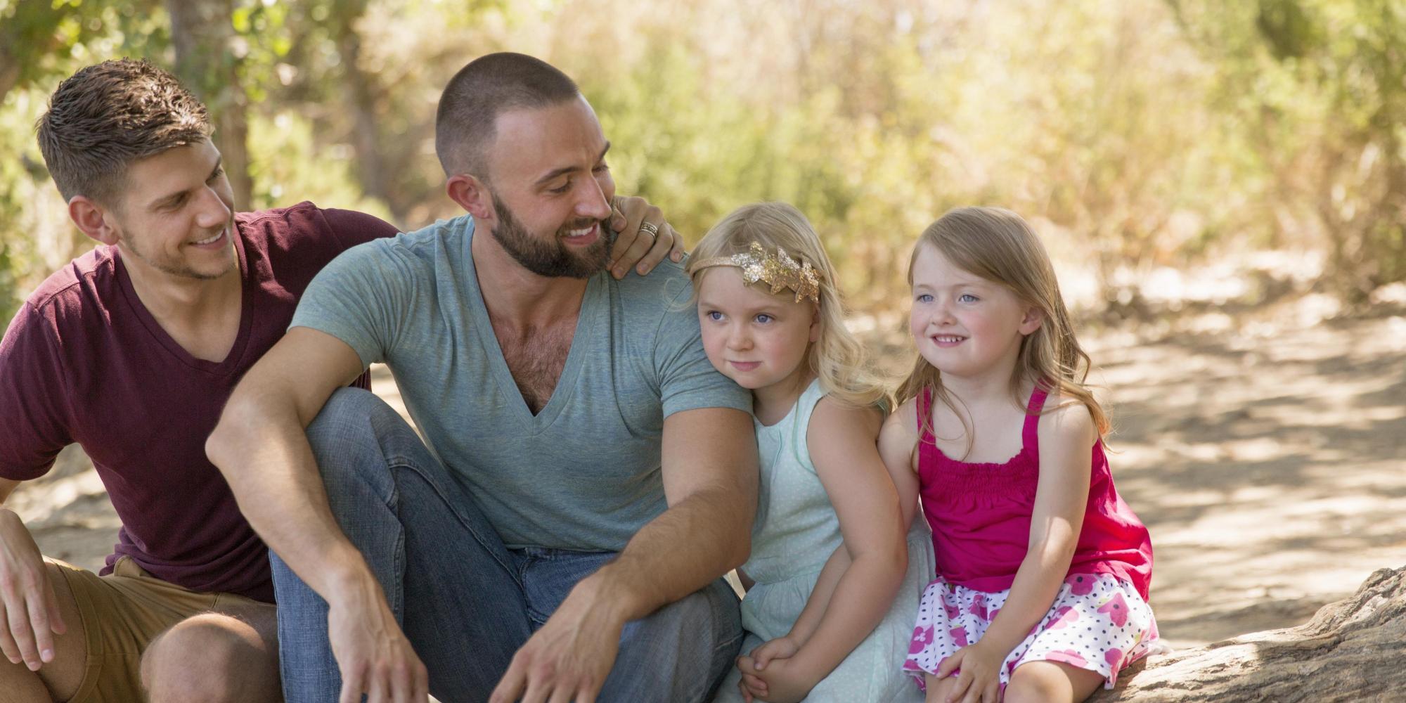 coppia maschile gay con bambine affianco