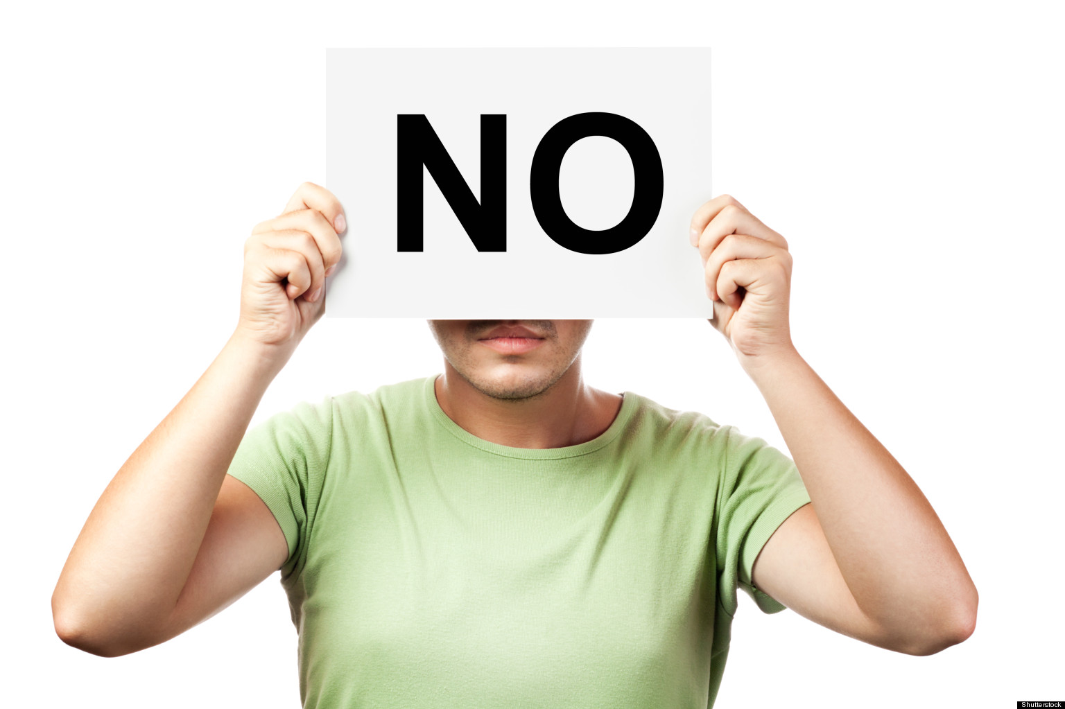 uomo con il no scritto sulla testa